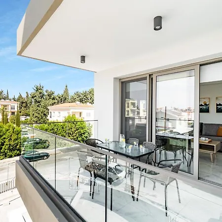 Adolina Two Bedroom 201 By Ezoria Lägenhet