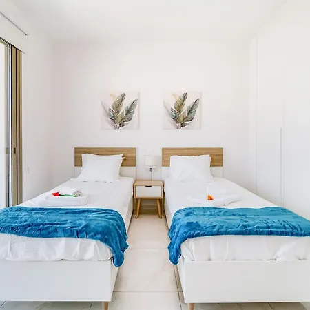 Adolina Two Bedroom 201 By Ezoria Apartament