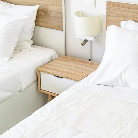 Adolina Two Bedroom 201 By Ezoria Διαμέρισμα *